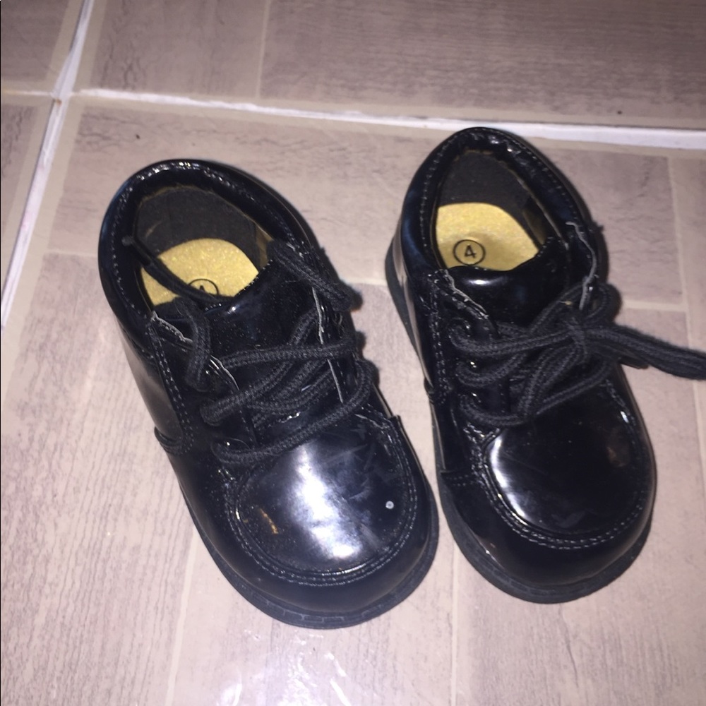 Size 4 dress shoes! 😁 5/$25
